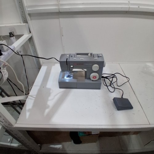 SINGER 4423 HEAVY DUTY SEWING MACHINE - 120v - grey (MODEL: 4423) image 2