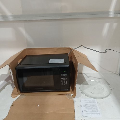 BLACK+DECKER 1.1 CU. FT. MICROWAVE OVEN, 1000W - BLACK (MODEL: EM031M2CE) image 3