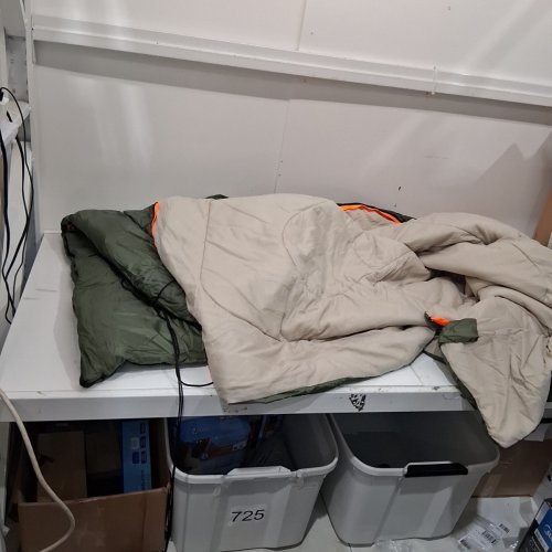 AMAZON BASICS COLD WEATHER CAMPING SLEEPING BAG - DOUBLE - GREEN image 2