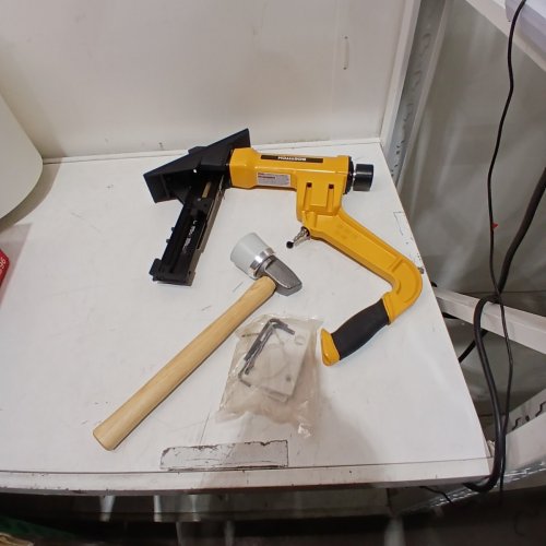 BOSTITCH 2-IN-1 LIGHTWEIGHT PNEUMATIC FLOORING NAILER KIT - 23 GAUGE/FOR 1-1/2"- 2" NAILS - (MODEL: BTFP12570) image 2
