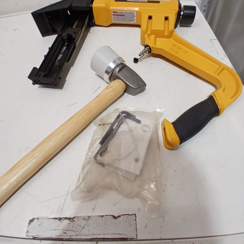 BOSTITCH 2-IN-1 LIGHTWEIGHT PNEUMATIC FLOORING NAILER KIT - 23 GAUGE/FOR 1-1/2"- 2" NAILS - (MODEL: BTFP12570) image 3