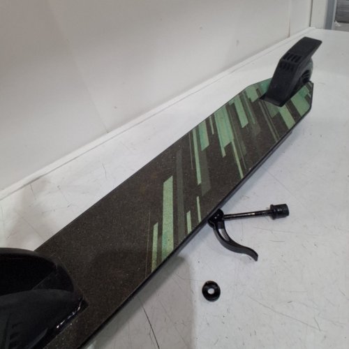 AMAZON BASICS KIDS FOLDABLE KICK SCOOTER - BLACK/TEAL (MODEL: AGPL1K1) image 5