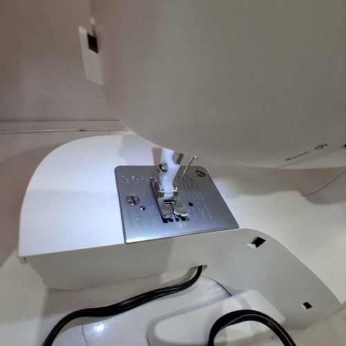 SINGER LIGHTWEIGHT PORTABLE SEWING MACHINE WITH ACCESSORY KIT AND LED LIGHT - 57 STITCH APPLICATIONS - 1 STEP BUTTON HOLE - WHITE (MODEL: M1500) image 2