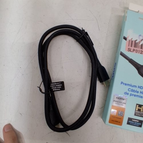 ONN. HIGH SPEED HDR 4K PREMIUM HDMI CABLE, SUPPORTS 7.2 SURROUND SOUND - 4FT image 2