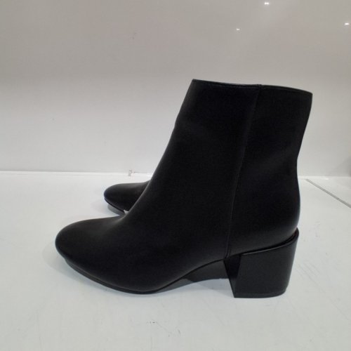 WOMEN'S TIME AND TRU FAUX LEATHER ANKLE ZIP-UP BOOTS - SIZE 8 - BLACK image 2