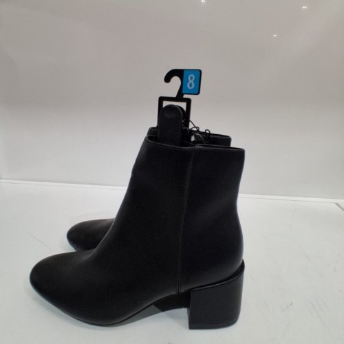 WOMEN'S TIME AND TRU FAUX LEATHER ANKLE ZIP-UP BOOTS - SIZE 8 - BLACK image 4