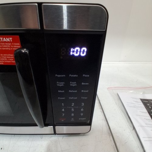 FRIGIDAIRE MICROWAVE OVEN - 0.7 CU. FT.; 700W - BLACK / STAINLESS STEEL (MODEL: EMW741_AMZ) image 2