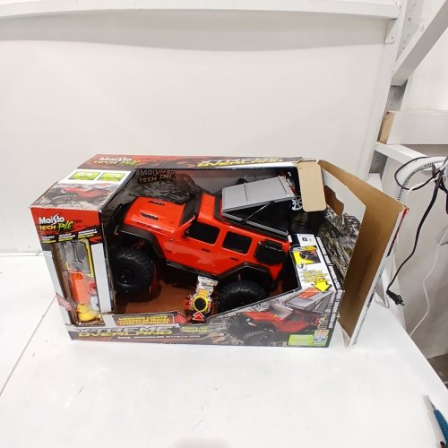MAISTO TECH R/C XTREME OVERLAND JEEP WRANGLER RUBICON WITH REMOTE - RED/BLACK (MODEL:1851463) image 2
