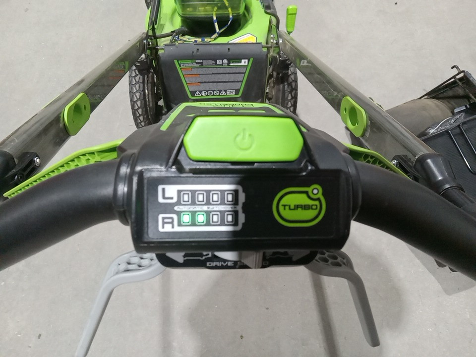 Greenworks Self-Propelled Lawn Mower with 1 Extra Blade and battery charging station - 80V - 21" - 2.0 AH + 4.0 AH Battery - Green (Model: LMB455) image 12