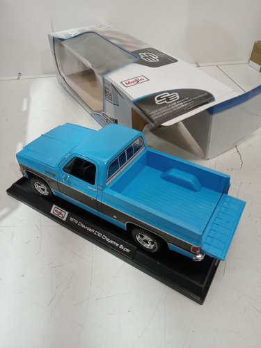 maisto 1974 Chevrolet C10 Cheyenne Super Collectible Model Die Cast Truck - 1:18 scale - Blue & black (model: 9897765) image 2