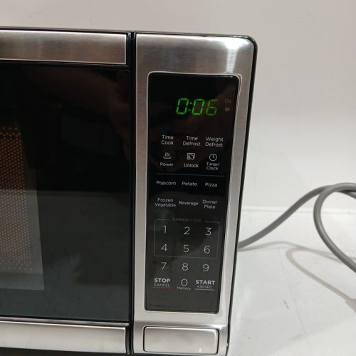 black and decker stainless steel microwave - 700W - 0.7 cuft - black/silver (model: em720cB7-P/CA) image 7