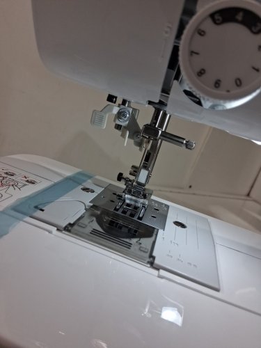 Brother computerised 70 stitch Sewing & Quilting Machine with lcd display, hard cover & extension table - White (Model: CS7000X) image 8