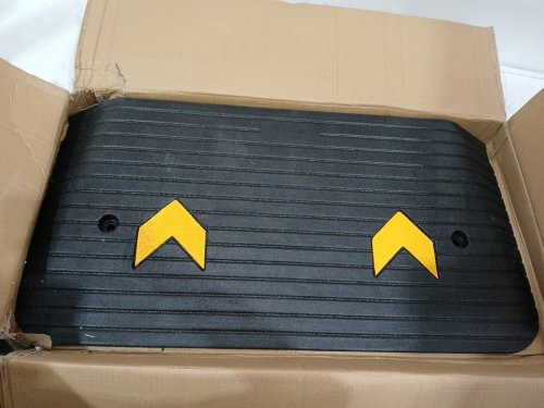 rubber curb ramp - 36" x 18.5" x 3" - 33069lb max - black/yellow (model: kr-12) image 3