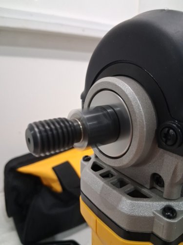 Dewalt Cordless Variable-Speed Rotary Polisher Kit With Carrying Bag and Batteries - 7" 20V (Model: DCM849) image 7
