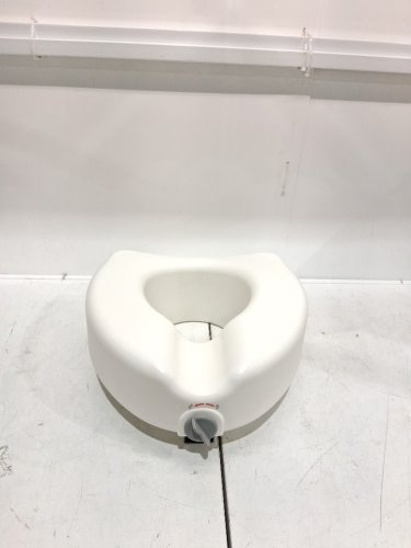 Medline Raised Toilet Seat with lock - 5'' x 16.6'' x 17.3'' - 400lb - white (model: ‎G4-501RX1) image 3