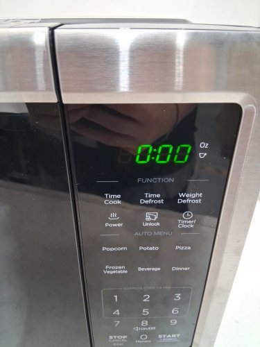 BLACK+DECKER STAINLESS STEEL MICROWAVE OVEN WITH PUSH BUTTON DOOR AND CHILD SAFETY LOCK - 900W - 1.1 CU.FT. - BLACK / SILVER (MODEL NO. EM031MB11-P) image 6