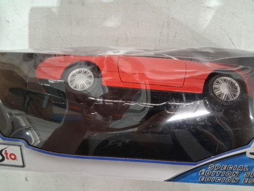 Maisto Special Edition 2002 Ford Thunderbird Die Cast Model - 1:18 Scale - Red/White - image 3
