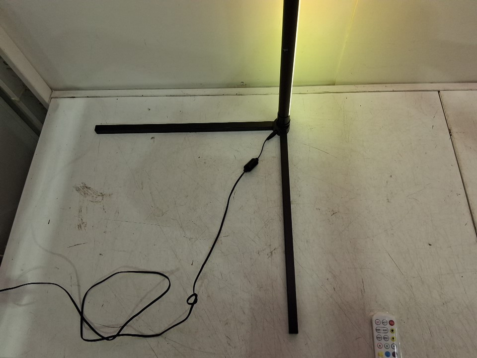 Tyute Modern LED Floor Corner Lamp with Remote - 60" - Black (Model: SSG-500) image 3