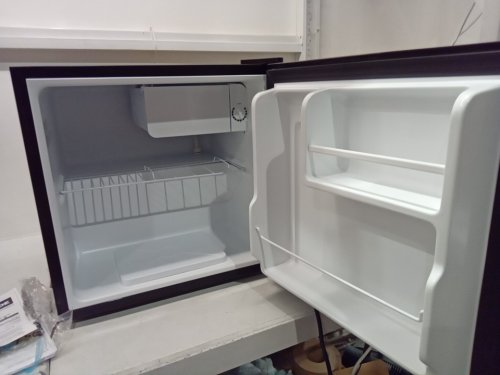 MIDEA COMPACT REVERSIBLE SINGLE DOOR REFRIGERATOR/FREEZER - 1.6 CU.FT - BLACK (MODEL: WHS-65LB1) image 4