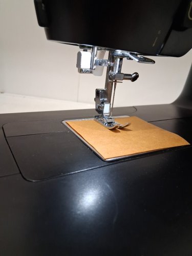 SINGER Heavy Duty 500 Classic Sewing Machine with 23 Built-In Stitches - Black/Gold (model: HD500) image 5