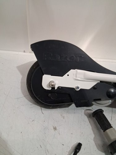 Razor e200 Electric Scooter - white / red (13112410) image 15