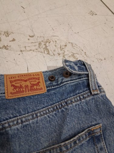 WOMEN'S LEVI'S Cinch Barrel Jeans - 32w x 31l - dark wash (style: PC9-003V5-0001) image 4