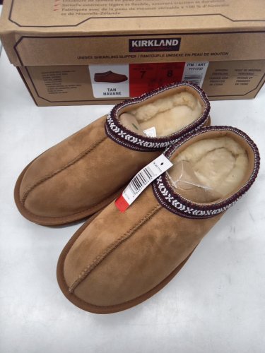 adult UNISEX KIRKLAND SIGNATURE SHEARLING SLIPPERS - MENS: 7/ WOMENS: 8 - tan brown (MODEL: 7771737) image 2