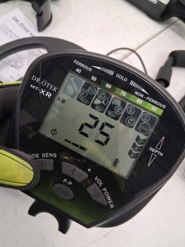 DR. OTEK METAL DETECTOR - PINPOINT AND EXCLUSIVE MEMORY MODE - GOLD METAL DETECTOR WITH WATERPROOF COIL - LCD DISPLAY AND DSP CHIP - GREEN/BLACK (MODEL: MT-XR) image 4