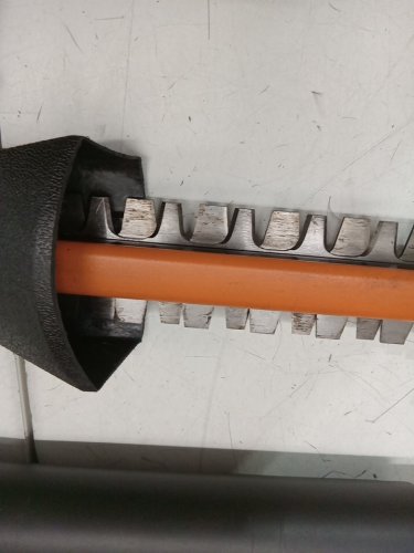 WORX POWER SHARE 2-IN-1 EXTENDABLE CORDLESS HEDGE TRIMMER - 20" BLADE/20V - ORANGE (MODEL: WG252.9 image 5