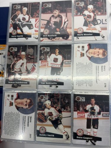 550 APPROX ASSSTD NHL PRO SET 1990 HOCKEY CARDS image 5