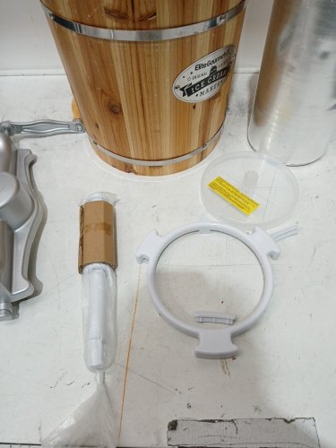 elite gourmet old fashioned wood bucket electric ice cream maker with die‑cast hand crank - 6qt - pine (model: eim916) image 8