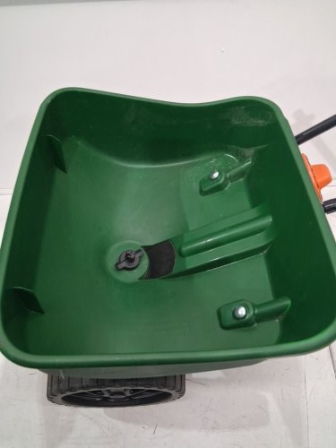 scotts turf builder edgeguard mini broadcast spreader - 5000sq.ft - green (model: LB14803/75121) image 4