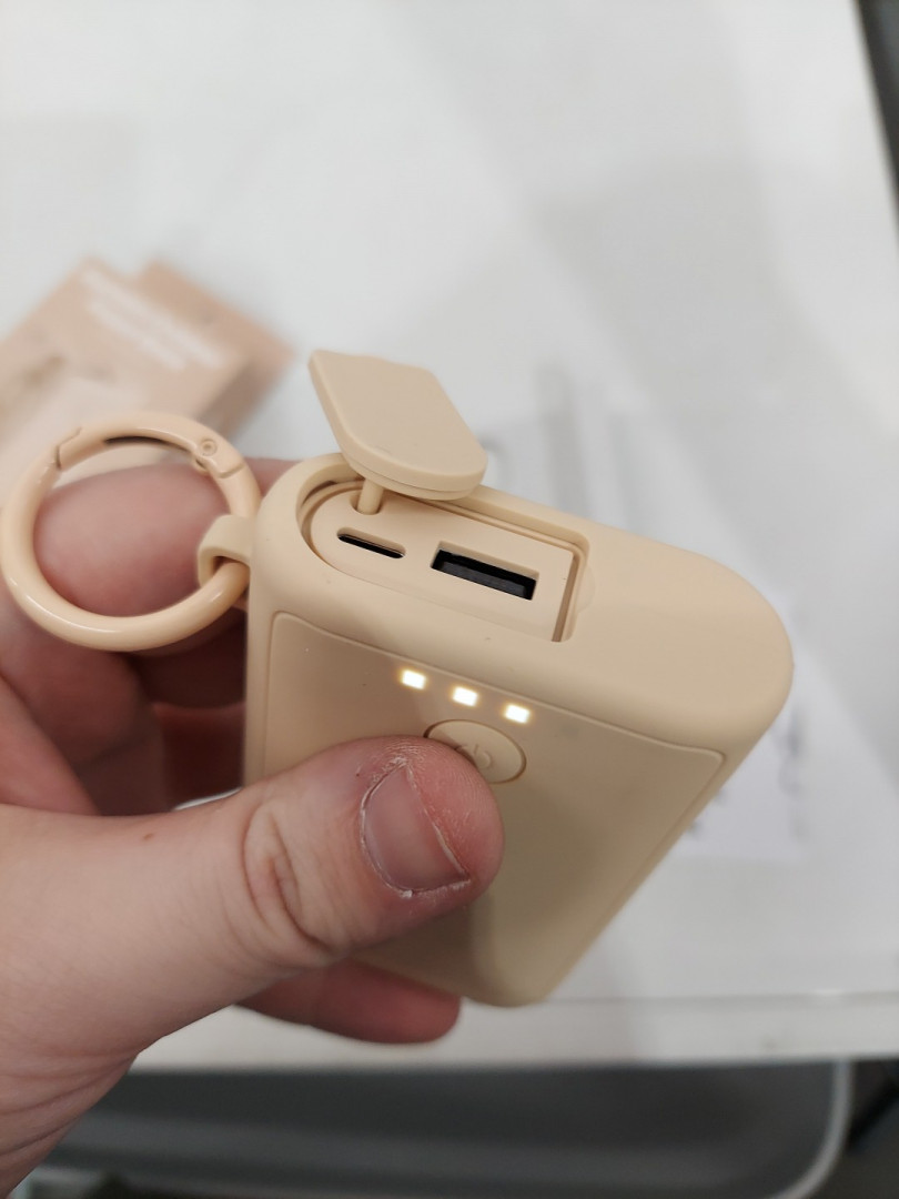 gems portable outdoor 12w power bank with carabiner - usb & usb-c output, 6000mah - BIEGE image 4