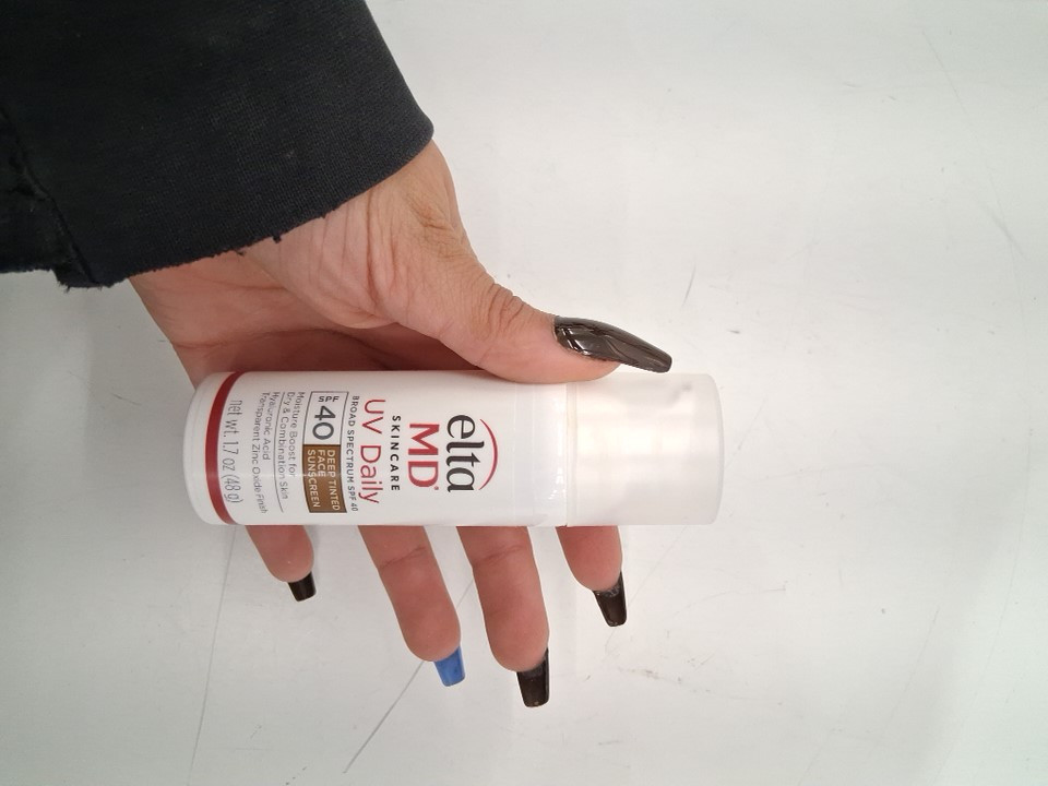 ELTAMD SKINCARE UV FACE SUNSCREEN SPF 40 - 48G - DEEP TINTED image 2