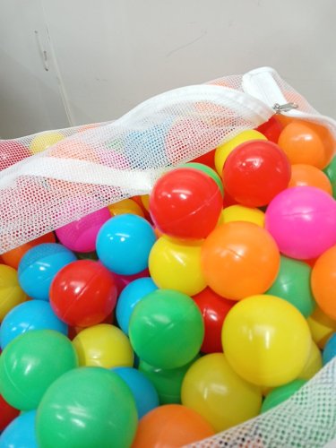 400pk Amazon Basics BPA Free Plastic Ball Pit Balls - 2.3" balls - 6 bright colors (model: 76188) image 4