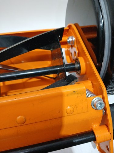 lawnmaster 5-blade push reel law mower - 16" Width - orange/black (model: lmrm1602) image 6
