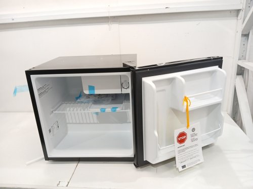 MIDEA COMPACT SINGLE-DOOR MINI REFRIGERATOR - 1.6 Cu.FT - BLACK (MODEL: WHS-65LB1) image 4
