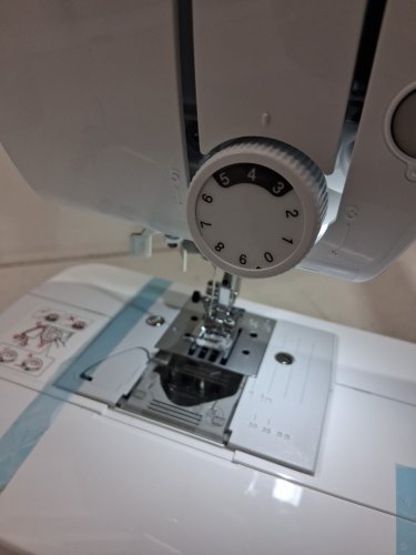 Brother computerised 70 stitch Sewing & Quilting Machine with lcd display, hard cover & extension table - White (Model: CS7000X) image 7
