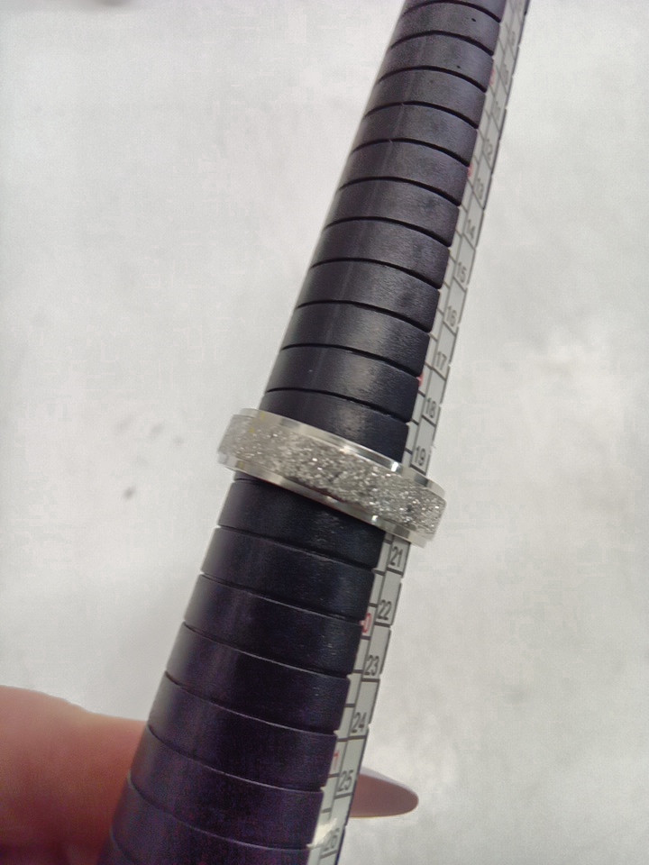 Unisex stainless steel band ring - size 9 / 8MM - silver tone glitter image 3