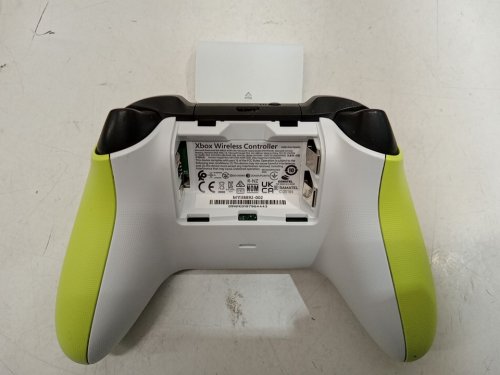 xbox Core Wireless bluetooth Gaming Controller - Xbox Series X|S, Xbox One, Windows PC, Android, and iOS - electric volt (model: QAU-00021 colour: 1914) image 4