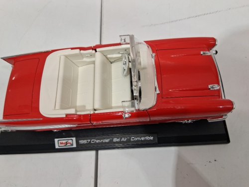 maisto Special Edition 1957 chevrolet bel air convertible diecast model car - 1:18 scale - red (model: 9897765) image 4