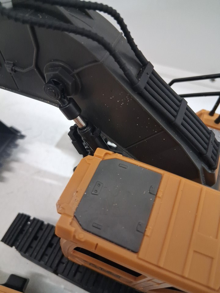 mnjck remote control excavator toy with simulated smoke & sounds - 1:14 scale - yellow/black (model:  689-711a) image 3