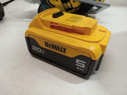 DEWALT 20V MAX* 6-1/2" Circular Saw Kit, with 5.0-Ah battery and charger (model: DCS391P1) image 5