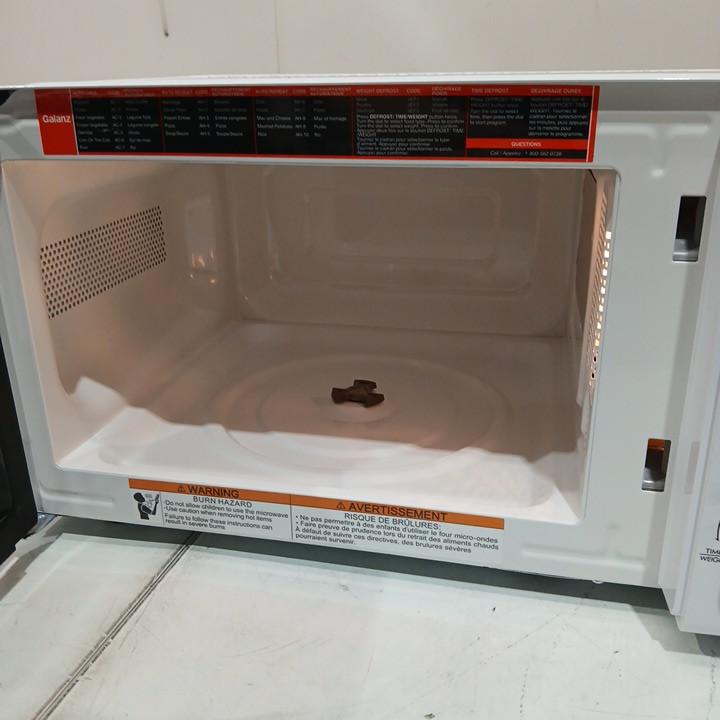 GALANZ RETRO STYLE COUNTERTOP MICROWAVE OVEN - 0.7CU.FT. - MILKSHAKE WHITE (MODEL: GLCMKZ11WER10) image 4